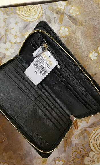 A beautiful black/gold MK wallet - Picture 2 of 3